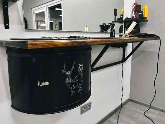 Робочий стіл перукаря / барбера у стилі лофт. Меблі з металевих бочок для барбершопу, салону краси Київ