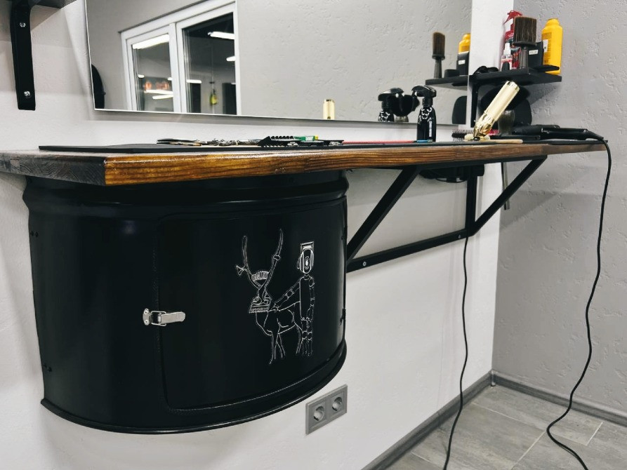 Робочий стіл перукаря / барбера у стилі лофт. Меблі з металевих бочок для барбершопу, салону краси Київ - зображення 5