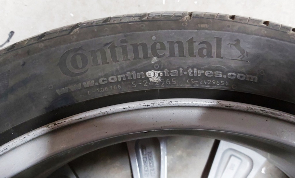 Колесо в сборе с повреждением 19X8.5J ET40 235/40R19 96W A/S CONTINENTAL PROCONTACT RX TIRE Tesla mo Киев - изображение 4