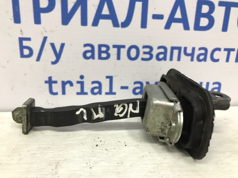 Ограничитель двери передний левый Nissan Qashqai J10 2.0 БЕНЗИН MR20DE 2006 (б/у) Киев - изображение 1