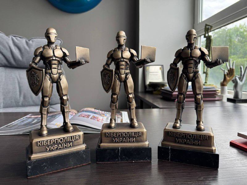 Ексклюзивні бронзові статуетки для Кіберполіції України статуетки на замовлення Київ - зображення 1