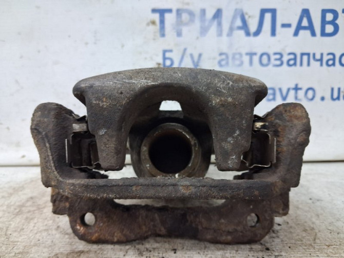 Суппорт задний правый Toyota Avensis T25 1.8 БЕНЗИН 1ZZFE 2002 (б/у) Киев - изображение 2
