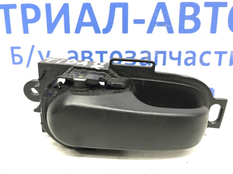 Ручка двери внутренняя правая Nissan Tiida C11 1.6 БЕНЗИН HR16 2004 (б/у) Киев - изображение 1