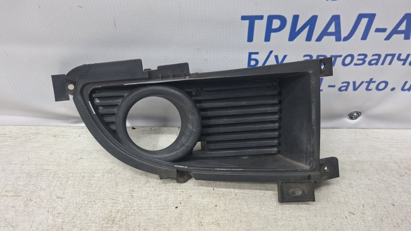 Решетка противотуманки правая Mitsubishi Lancer 9 1.6 БЕНЗИН 4G18 2003 (б/у) Киев - изображение 1