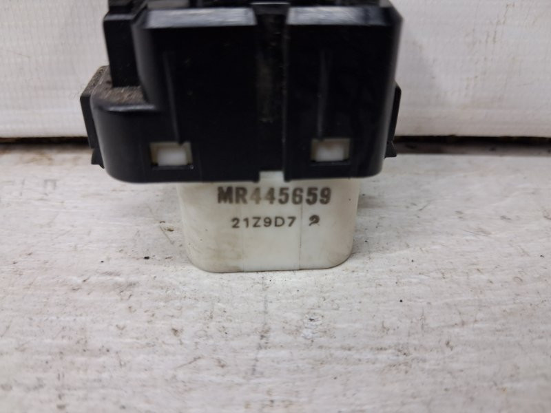 Кнопка стеклоподъемника Mitsubishi Pajero Wagon 3 3.2 ДИЗЕЛЬ 4M41 1999 (б/у) Київ - зображення 3