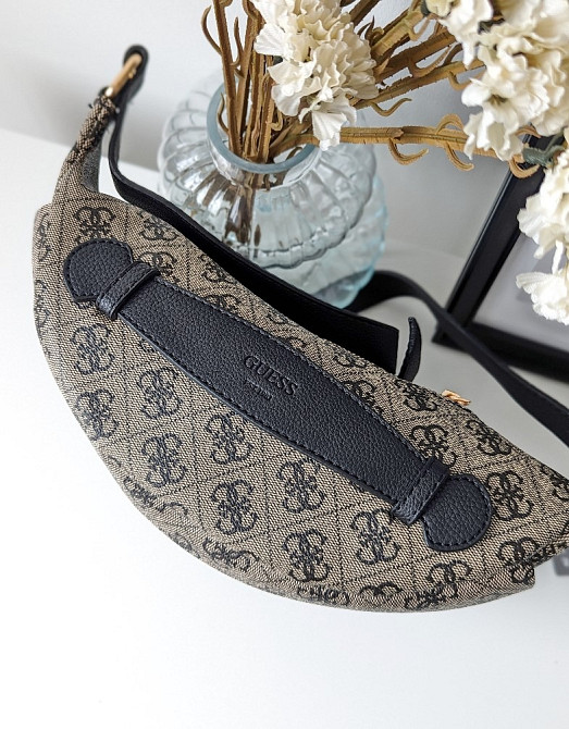 сумка бананка через плече жіноча сірого кольору Guess LUX AN118 Вінниця - зображення 4