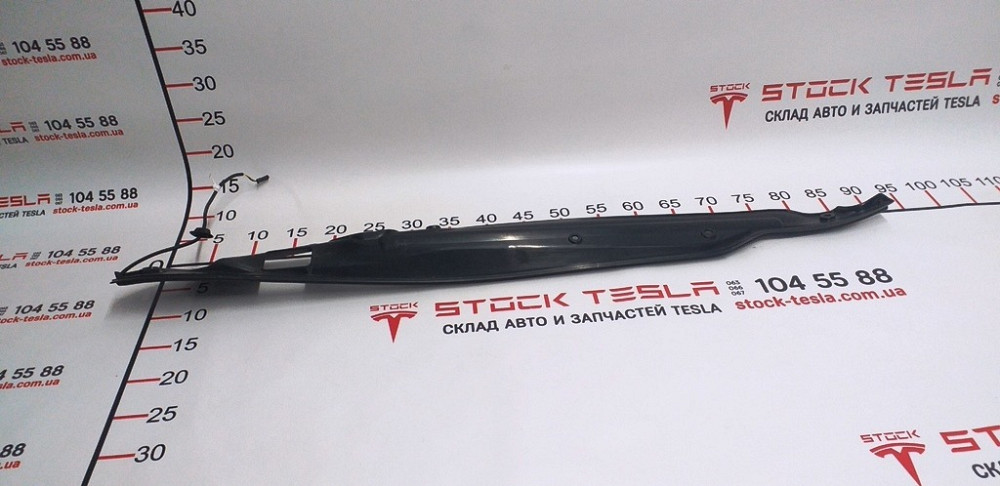 1Накладка двери крышки багажника правая (под датчик прижатия) Tesla model S, model S REST 6007570-00 Киев - изображение 1