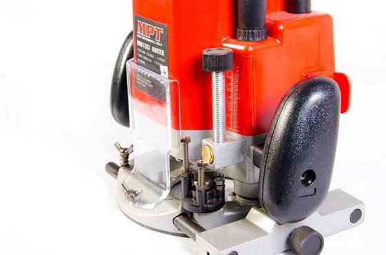 Машина фрезерная MPT PROFI 1950 Вт 5000-22000 об/мин цанга 6-12 мм ход фрезы 65 мм аксессуары 8 шт M Харків