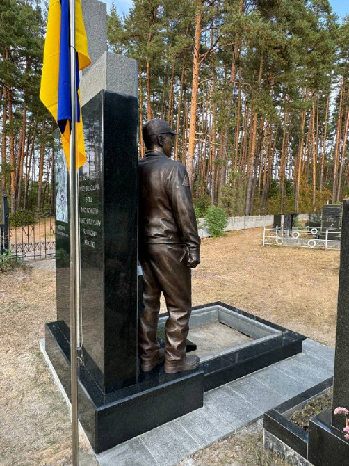 Пам'ятник загиблого льотчика, виготовлення надгробків та скульптур Київ - зображення 4