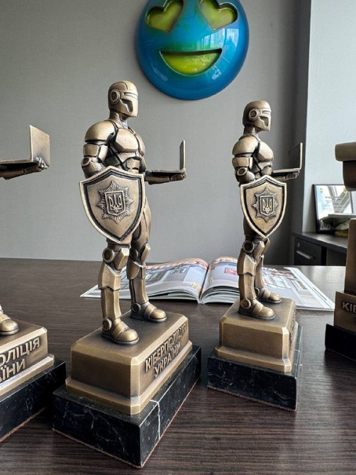 Ексклюзивні бронзові статуетки для Кіберполіції України статуетки на замовлення Київ - зображення 2