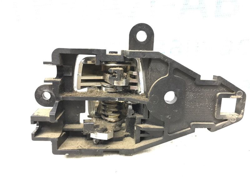 Ручка двери внутренняя правая Mitsubishi L200 KB 2.5 ДИЗЕЛЬ 4D56U 2006 (б/у) Киев - изображение 3