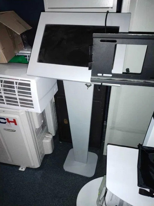 Вертикальная металлическая стойка с сенсорным экраном и компьютером. Дніпро - зображення 1