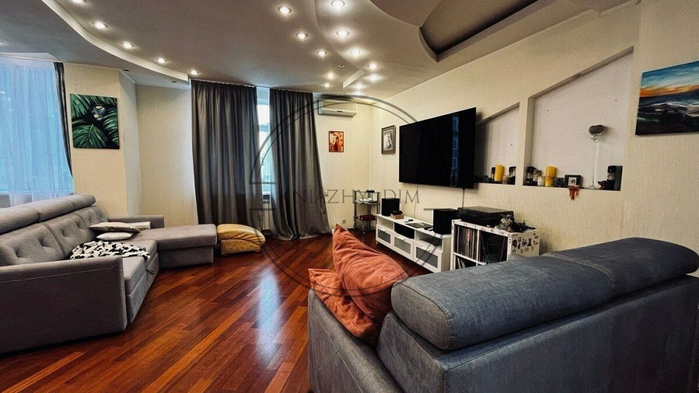 БЕЗ КОМІСІЇ !!! Оренда дворівневої 4-х к. кв. з великою терасою у центрі, м. Палац Україна. № 112007 Киев - изображение 1