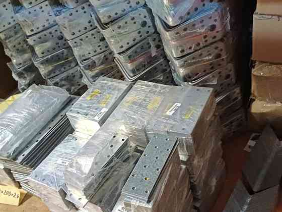 Кутник універсальний з ребром жорсткості 145×145×95 (2,5 мм) Українка