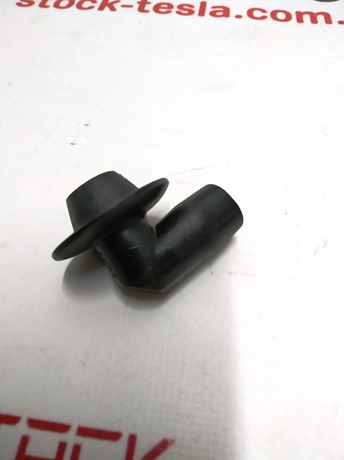 Колено трубки сливной дренажной электромагнитного порта зарядки Tesla model S, model S REST, model X Киев - изображение 2