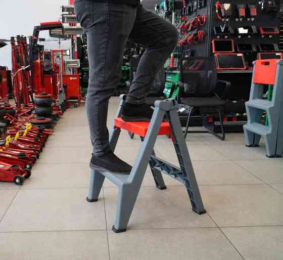 Компактная двухступенчатая лестница-стремянка из высокопрочного полипропилена грузоподъемностью до 1 Харків