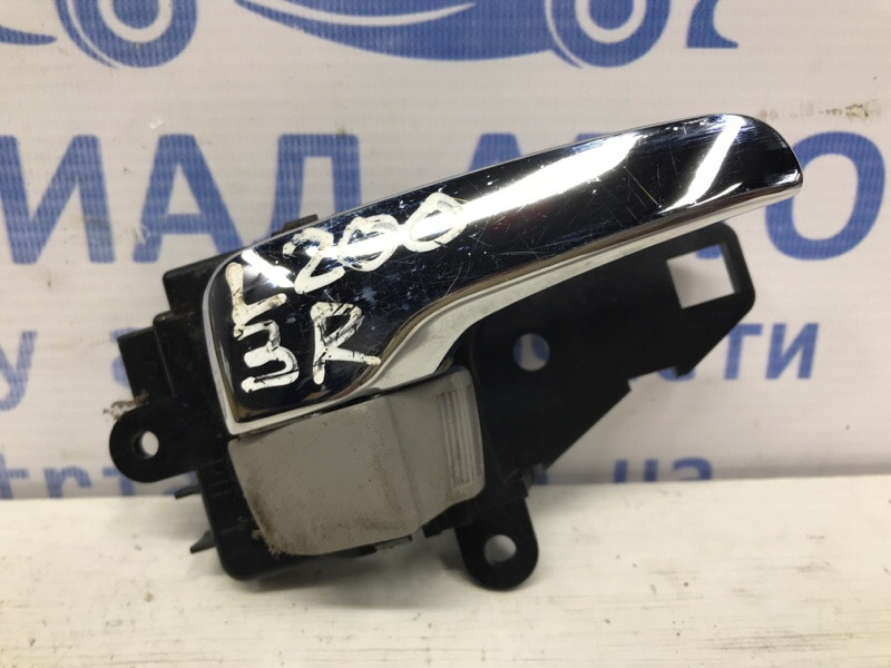 Ручка двери внутренняя правая Mitsubishi L200 KB 2.5 ДИЗЕЛЬ 4D56U 2006 (б/у) Киев - изображение 1