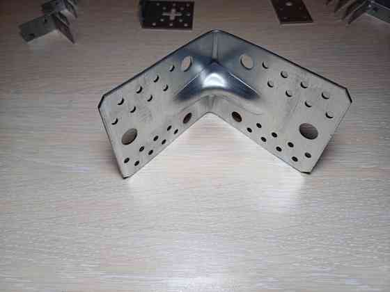 Кутник універсальний з ребром жорсткості 145×145×95 (2,5 мм) Українка