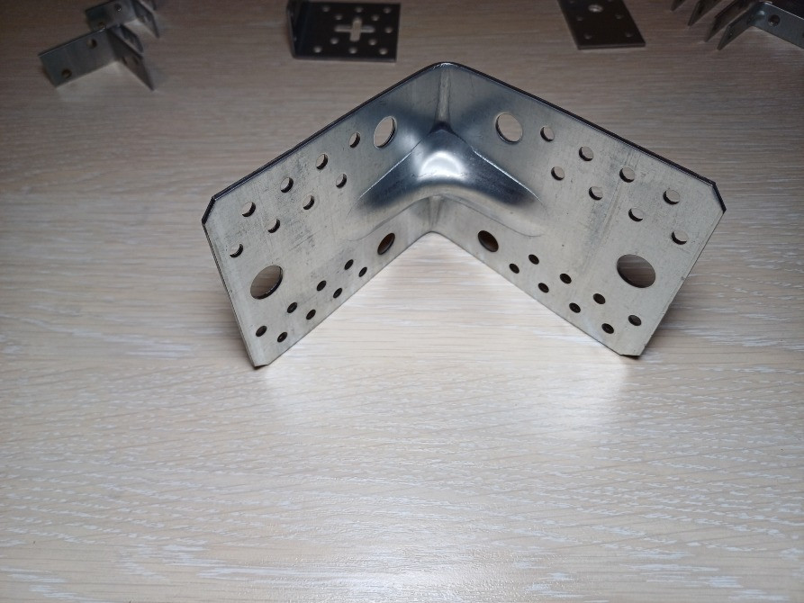 Кутник універсальний з ребром жорсткості 145×145×95 (2,5 мм) Українка - зображення 1