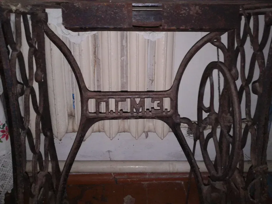 Раритетная Швейная машинка ПГМЗ из станиной и ножным приводом Лубни - зображення 4