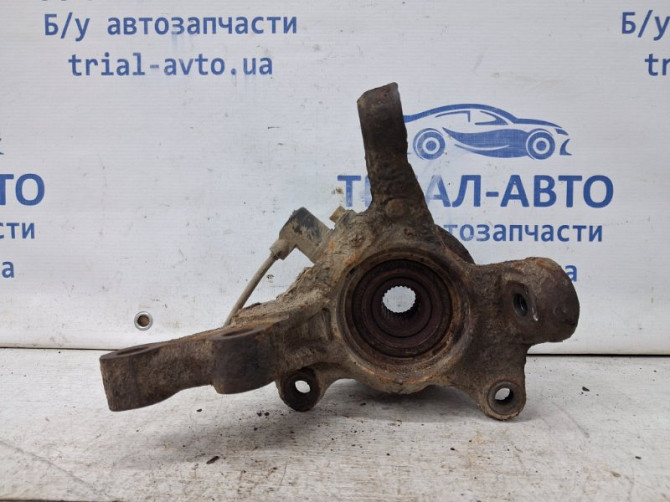 Кулак поворотный правый со ступицей Toyota Avensis T25 1.8 БЕНЗИН 1ZZFE 2002 (б/у) Київ - зображення 1