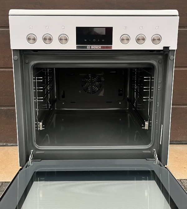 2022рік Плита електрична з духовкою Bosch ідеальна 60х60х85 біла 380В Бережани - зображення 3