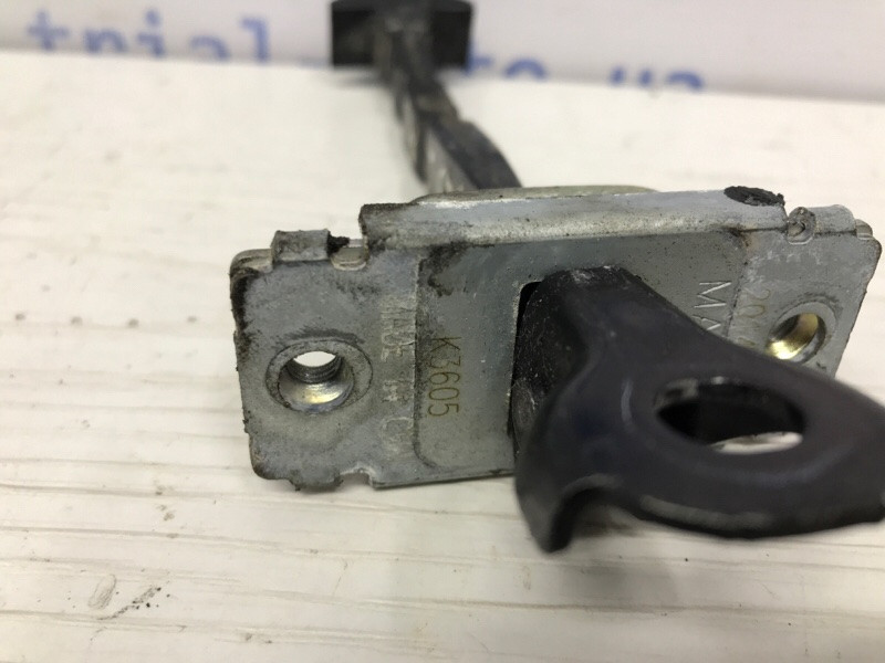 Ограничитель двери задний правый Mazda 3 BM 2.2 DIESEL 2013 (б/у) Киев - изображение 4