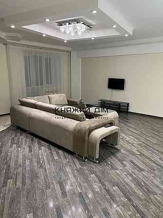 Продається 3-кімнатна квартира біля метро Позняки Киев