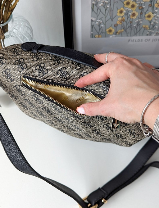 сумка бананка через плече жіноча сірого кольору Guess LUX AN118 Вінниця - зображення 3