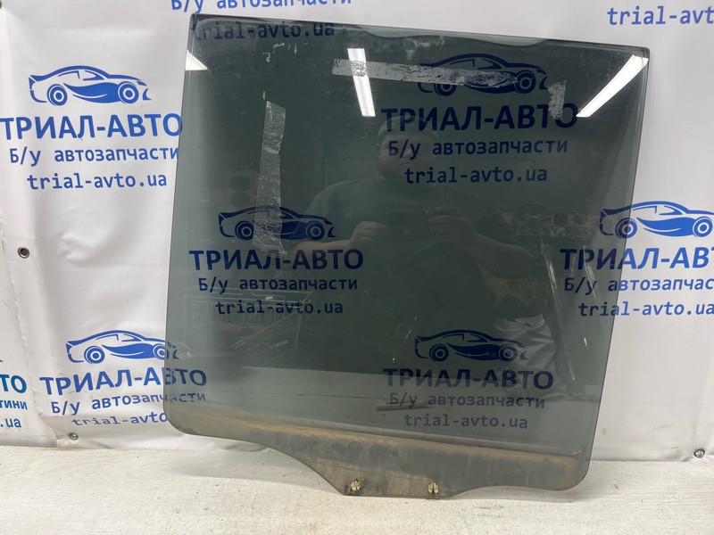 Стекло двери заднее левое Mitsubishi Pajero Wagon 3 3.2 ДИЗЕЛЬ 4M41 1999 (б/у) Київ - зображення 1